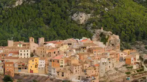 Imagen 1 de El pueblo medieval de Tarragona escondido entre montañas y rodeado de leyendas de perros vampiros
