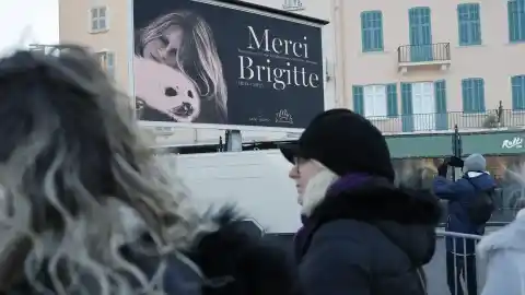 Imagen 1 de Miles de admiradores acuden a la misa funeral de Brigitte Bardot en Saint Tropez