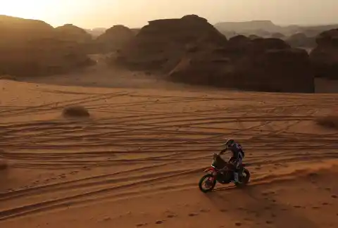 Imagen 1 de Etapa 4 del Dakar | Schareina y Lategan atrapan el liderato en un rally de idas y venidas donde Sainz espera su oportunidad