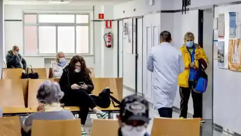 Imagen 1 de Catalunya levanta la obligatoriedad de mascarillas en centros sanitarios