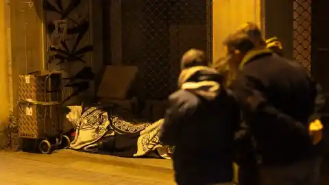 Imagen 1 de Barcelona habilita 200 plazas de urgencia para albergar a personas sintecho en la ola de frío y acoge a 43