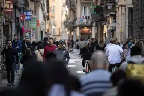 Imagen 1 de Desahucian a siete familias de un bloque del Raval de Barcelona por riesgo de derrumbe