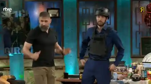 Imagen 1 de El regalo de Pelayo Gayol con el que Broncano se 'convierte' en policía en 'La Revuelta': "Me queda bien"