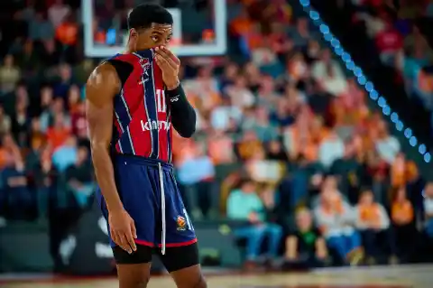 Imagen 1 de Un descomunal Obst destroza con 37 puntos al Baskonia, que no gana a domicilio en la Euroliga desde hace más de un año