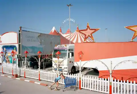 Imagen 1 de La condición humana en un aparcamiento del Carrefour