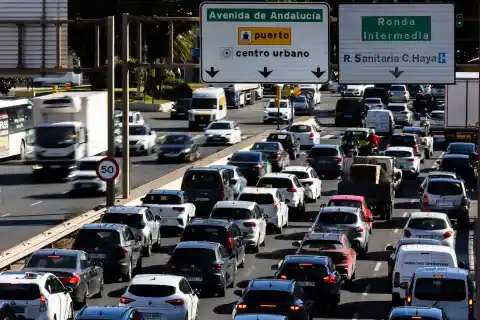 Imagen 1 de El tráfico de Málaga se atasca sin soluciones a corto plazo