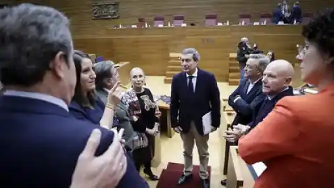 Imagen 1 de Sin plenos, con apenas diputados y sin diálogo ni opciones de acuerdo en las Corts Valencianes