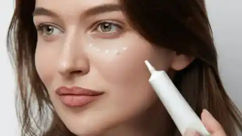 Imagen 1 de Una mirada luminosa está al alcance tu mano con el contorno de ojos cargado de vitamina C