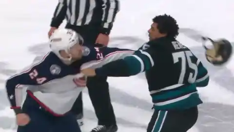Imagen 1 de Brutal pelea en un partido de hockey sobre hielo: puñetazos y un jugador noqueado