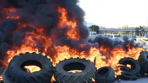 Imagen 1 de Los agricultores colapsan la AP-7 y varias vías de Girona, Lleida y Tarragona en protesta por el acuerdo del Mercosur