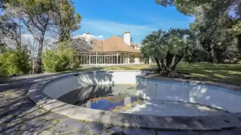 Imagen 1 de La mansión de Rocío Jurado en Madrid, a la venta por 12 millones, tras una reforma integral, con cine y piscinas