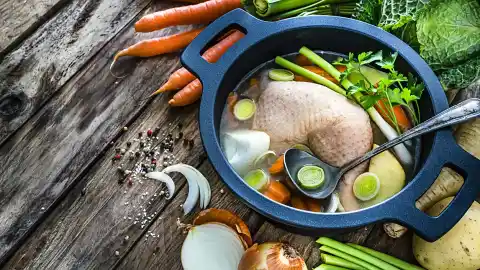 Imagen 1 de El truco del chef José Andrés para hacer un caldo de pollo más sabroso: "Es muy fácil de preparar"