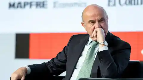 Imagen 1 de Guindos ve apropiado el nivel de tipos pero advierte de que la tensión geopolítica afecta ya a la inversión