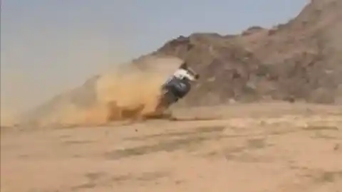 Imagen 1 de Jesús Calleja sufre un durísimo accidente en el Dakar: su coche dio una vuelta de campana