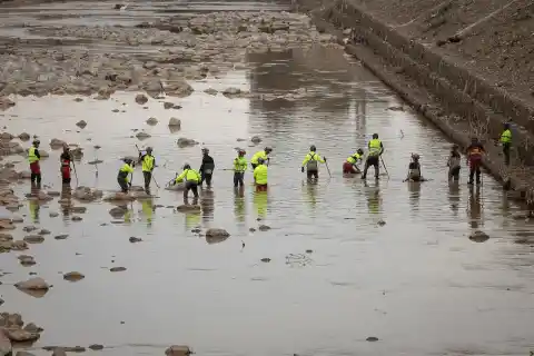 Imagen 1 de La jueza de la dana pone el foco en los bomberos que se retiraron del barranco del Poyo antes del desbordamiento