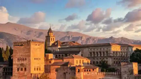 Imagen 1 de De la Alhambra a la Mezquita de Córdoba: los monumentos más visitados en España en 2025