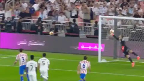 Imagen 1 de Así ha sido el impresionante golazo de falta de Fede Valverde: zapatazo en el primer minuto que dobló la mano de Jan Oblak