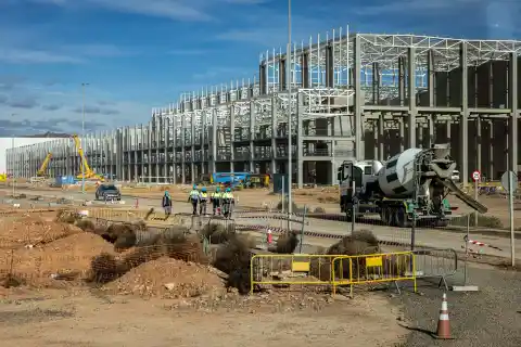 Imagen 1 de Volkswagen finaliza el primer edificio de la planta de baterías de Sagunto: las primeras llegarán en septiembre de 2026