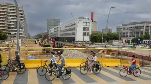 Imagen 1 de El desdoblamiento del tranvía en Glòries corta el tráfico en la calle Ciutat de Granada