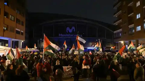 Imagen 1 de Cientos de manifestantes exigen expulsar al Maccabi Tel Aviv de la Euroliga ante su partido en Madrid