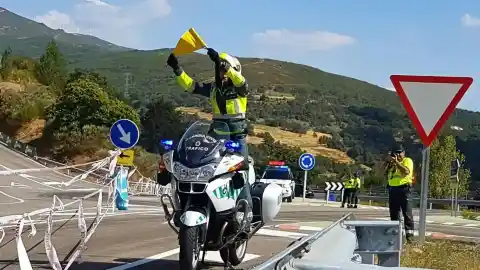 Imagen 1 de Qué hacer si un Guardia Civil de Tráfico en moto te saca una bandera amarilla