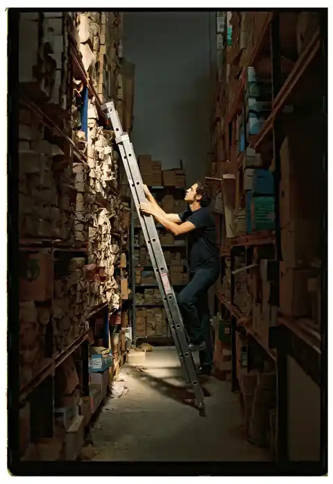 Imagen 1 de Bohajar, la memoria de la cristalería y las vajillas del siglo XX que duerme en un almacén