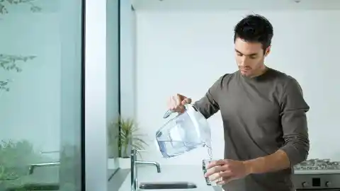 Imagen 1 de Olvídate de la osmosis inversa y conceptos complejos: esta jarra de agua es todo lo que necesitas para tener agua filtrada en casa