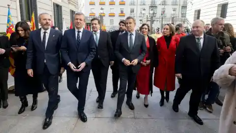 Imagen 1 de Los barones del PP se revuelven contra el pacto de Sánchez y ERC y amenazan con ir a los tribunales para que no se haga realidad