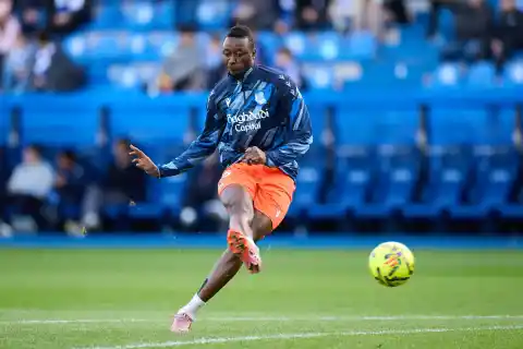 Imagen 1 de Sadiq Umar, el fichaje más caro en la historia de la Real, firma con el Valencia hasta 2028