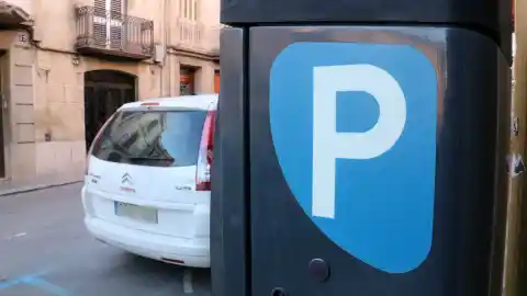 Imagen 1 de Detenidos dos hombres en Barcelona por robar tarjetas bancarias a personas mayores en parquímetros