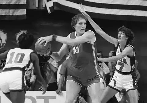 Imagen 1 de Muere a los 74 años Uliana Semenova, la jugadora de 2,13 metros que dominó el balonceso mundial y fue «una estrella» en España