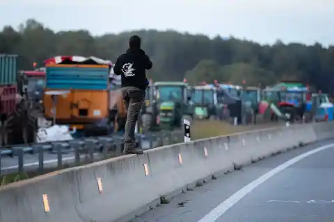 Imagen 1 de Los agricultores gerundenses mantienen cortada la AP-7 y la N-II desde hace más de 35 horas