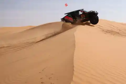 Imagen 1 de Nasser Al-Attiyah y Daniel Sanders lideran un Dakar muy abierto rumbo a la última semana de competición