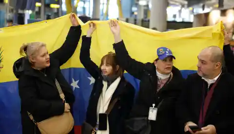 Imagen 1 de El grupo de españoles presos liberados por Venezuela aterriza en Madrid