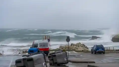 Imagen 1 de La borrasca 'Goretti' se cobra una vida en San Sebastián y activa avisos en Picos de Europa