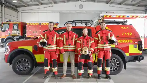 Imagen 1 de El uniforme de los bomberos madrileños muda del azul al rojo... y no es un cambio solamente estético