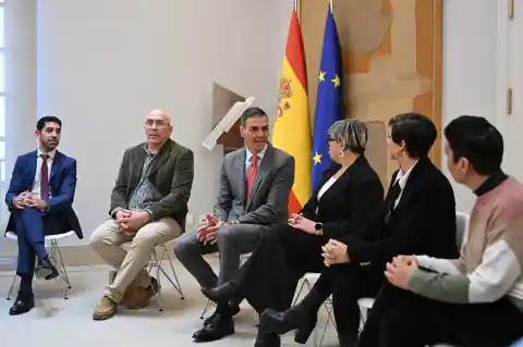 Imagen 1 de Pedro Sánchez llama a Delcy Rodríguez y Edmundo González para mantener la influencia española en la transición de Venezuela