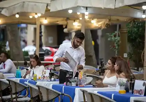 Imagen 1 de El laberinto para contratar a un inmigrante: trabas, burocracia y lentitud administrativa