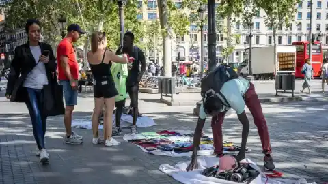 Imagen 1 de Anatomía del incivismo en Barcelona: Ciutat Vella, verano, botellón y venta ambulante