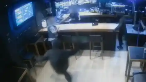 Imagen 1 de Detenidos dos hombres por atracar con un machete un salón de juegos en Águilas