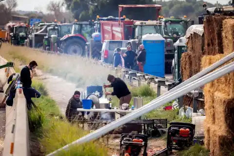 Imagen 1 de Los agricultores catalanes mantienen por tercer día consecutivo los cortes de carreteras en contra del acuerdo con Mercosur