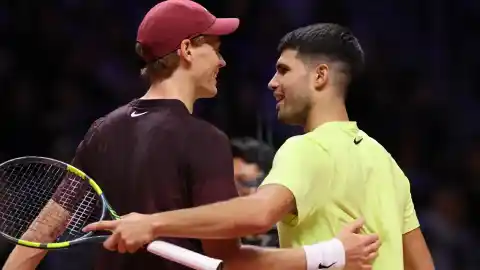 Imagen 1 de Alcaraz se impone a Sinner en dos sets en la exhibición de Corea