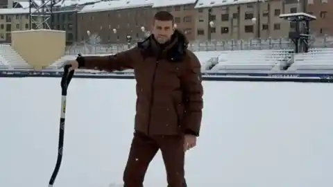 Imagen 1 de Piqué pide ayuda para quitar nieve y evitar la suspensión del Andorra-Cultural Leonesa: "Traed palas, que esto lo quitamos"