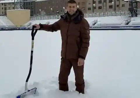 Imagen 1 de Piqué, atrapado en la nieve, pide ayuda para que el Andorra pueda jugar