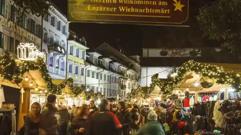 Imagen 1 de El mercadillo navideño que se convierte en un 'pueblo' de casitas de madera en Suiza