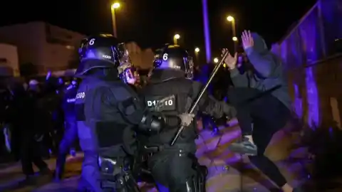 Imagen 1 de Cargas policiales en Sentmenat por la apertura de una sede de Núcleo Nacional