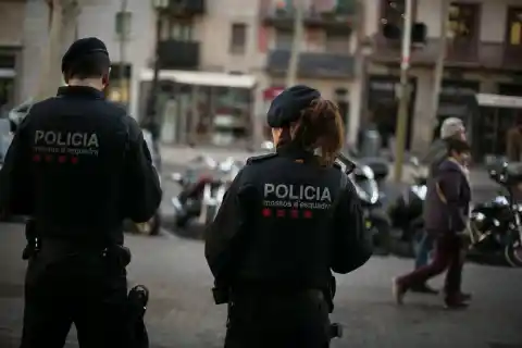 Imagen 1 de Los Mossos cargan en una protesta contra el grupo neonazi Núcleo Nacional en Sentmenat (Barcelona)