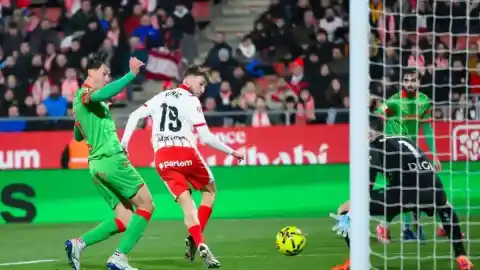 Imagen 1 de Un golazo de Vanat brinda el “aprobado raspado” al Girona