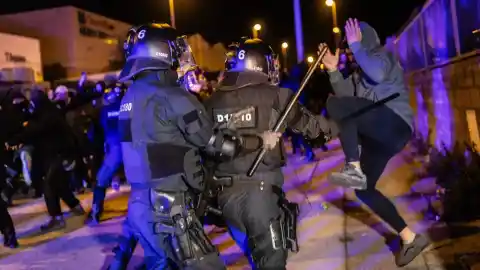 Imagen 1 de Cargas policiales y cuatro mossos heridos en una protesta contra el grupo de ultraderecha Núcleo Nacional en Barcelona
