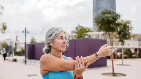 Imagen 1 de “Acostarse y levantarse a la misma hora cada día es gratis y rejuvenece”: cómo activar el “modo antienvejecimiento” para resistir el paso de los años